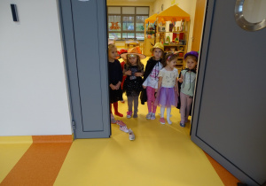 Dzieci stoją za drzwiami
