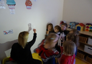 Dzieci oglądają cień z wosku