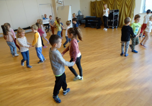 Dzieci tańczą trzymając się za ręce