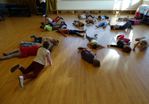 Dzieci leżą na podłodze