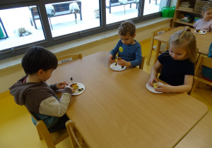 Przedszkolaki jedzą ciasto
