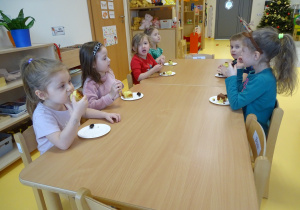 Dzieci jedzą ciasto śliwkowe