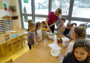 Dzieci robią ciasto