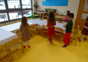 Dzieci rozkładają talerze
