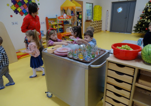 Dzieci nakrywają stół
