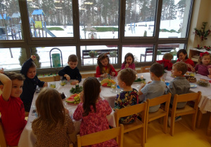 Dzieci siedzą przy stole