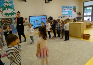 Dzieci śpiewają piosenkę wykonując określone gesty