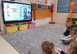 Dzieci oglądają filmik edukacyjny