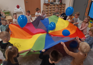Dzieci bawią się chustą i balonikami