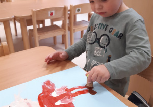 Franio maluje farbami Mikołaja na konkurs