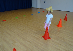 Dzieci ćwiczą na sali gimnastycznej ze swoimi misiami - tor przeszkód.