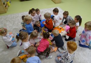 Dzieci wybierają sobie zabawkę ze sterty zabawek.