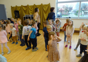 Dzieci tańczą - obracają się.