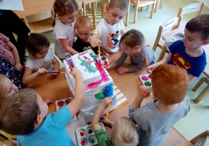4-latki malują farbami