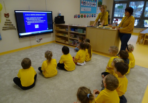 Dzieci słuchają historii misia