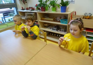 Dzieci jedzą wafelki z miodem