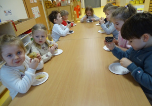 Dzieci jedzą babeczki