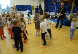 Dzieci tańczą na koncercie