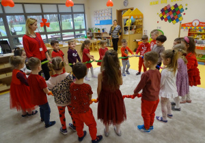Dzieci tańczą z gumą animacyjną