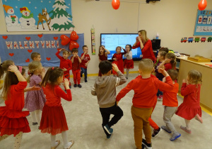 Dzieci pokazują ruchy piosenki