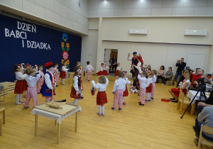 Przedszkolaki tańczą