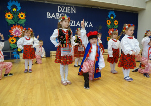 Dzieci tańczą taniec Grozik
