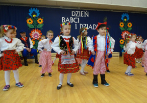 Dzieci tańczą Przepióreczkę