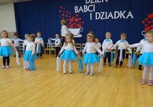 Dzieci tańczą ze wstążkami