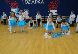Taniec dzieci ze wstążkami