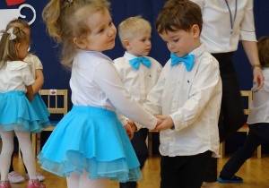 Dzieci podczas tańca w parach
