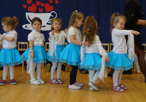 Dziewczynki podczas tańca