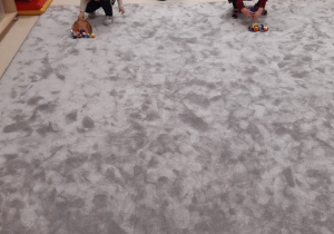 Dzieci na czas przenoszą pomponik za pomocą pęsety