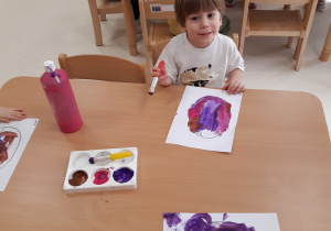 Dzieci malują farbami sylwety pączków
