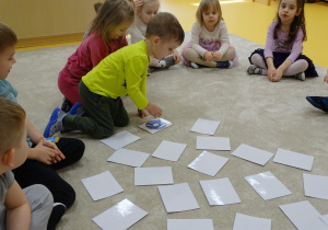 Dzieci odkrywają papierowe pączki