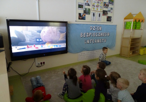 Dzieci oglądają spot reklamowy.