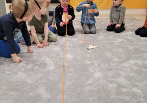 Dzieci zwijają sznurek