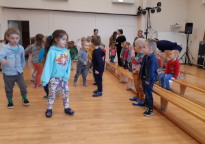 Dzieci tańczą podczas audycji