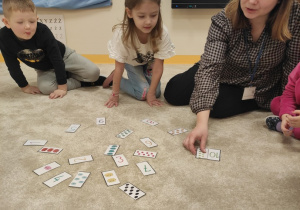 Dzieci grają w matematyczne domino