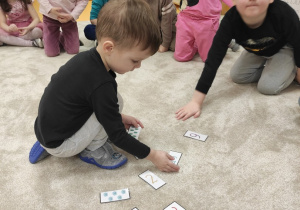 Chłopiec układa karty