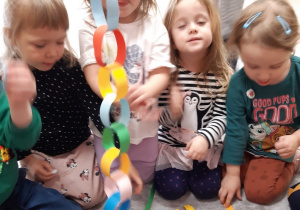 Dzieci robią łańcuch na choinkę