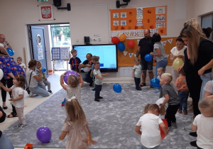 Dzieci bawią się balonikami