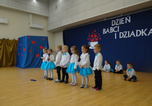 Dzieci stoją na środku i recytują wierszyki.