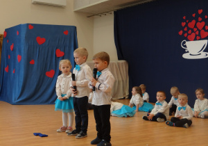 Dzieci stoją na środku i recytują wierszyki.