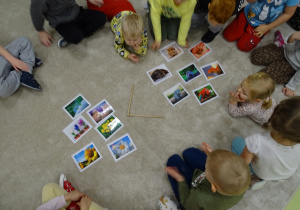 Dzieci zaznaczają znak mniejszości do znaczków z obrazkami.