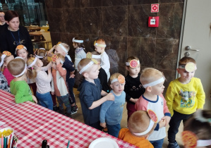 Dzieci z opaskami w kształcie pizzy na głowie szukają swojej pary.