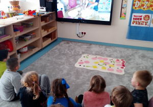 Dzieci oglądają animację
