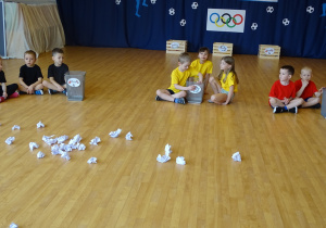 Dzieci z poszczególnych grup podczas wykonywania zadania.