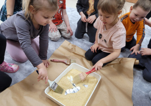 Dzieci bawią się w paleontologów