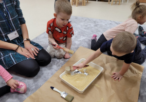 Dzieci bawią się w paleontologów