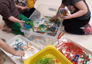 Dzieci mieszają kolorowy makaron
